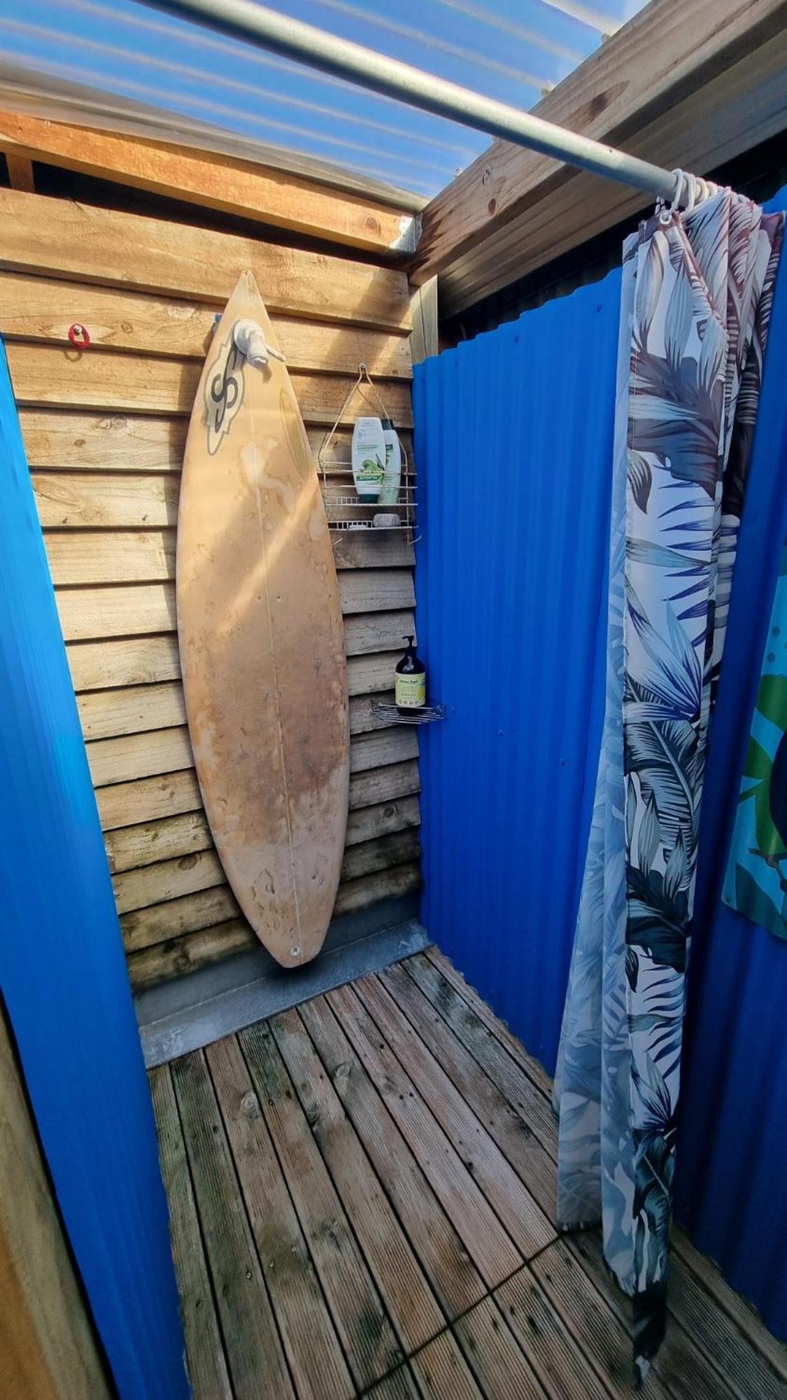 Raglan West Retro Beach Vibe Accommodation エクステリア 写真