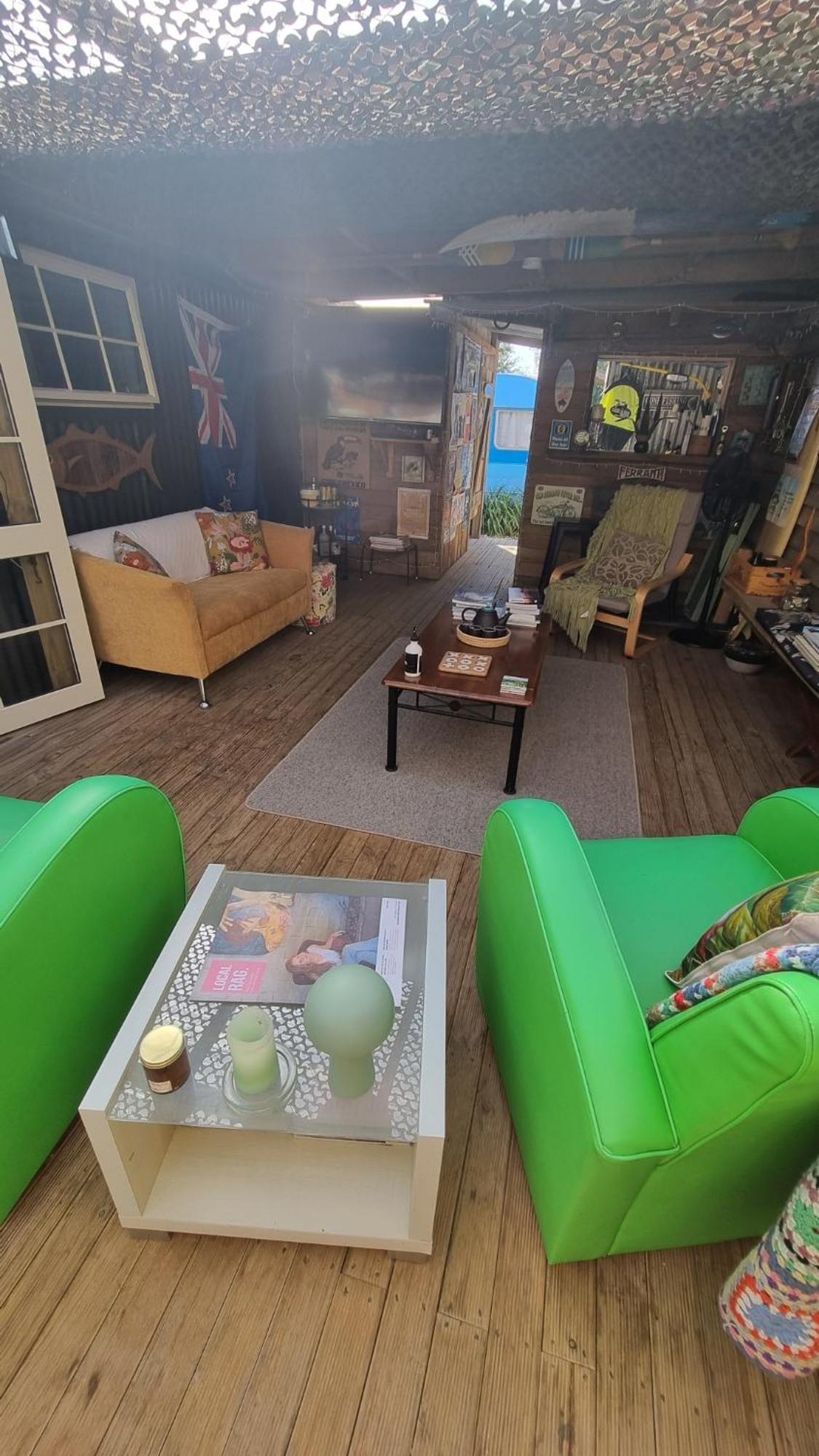 Raglan West Retro Beach Vibe Accommodation エクステリア 写真