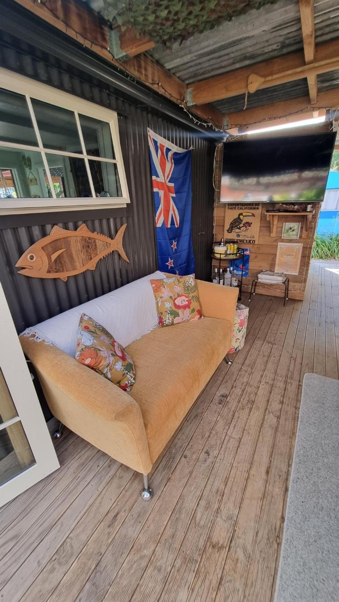 Raglan West Retro Beach Vibe Accommodation エクステリア 写真